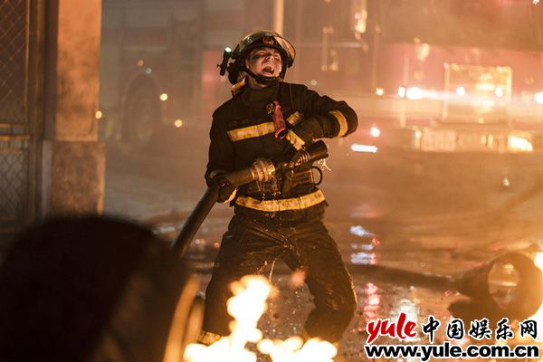 电影《烈火英雄》曝特辑 张哲瀚演绎最美逆行