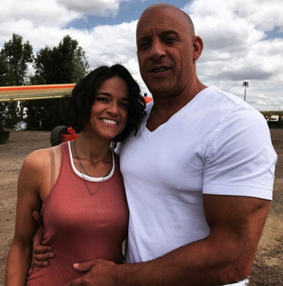 电影《速激9》片场照曝光，男女主亲密合照，或暗示新剧情