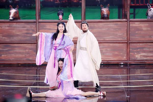 《跨界喜剧王》第四季朱孝天甜吻爱妻 “王座锦鲤”宋晓峰助蔡国庆勇夺冠