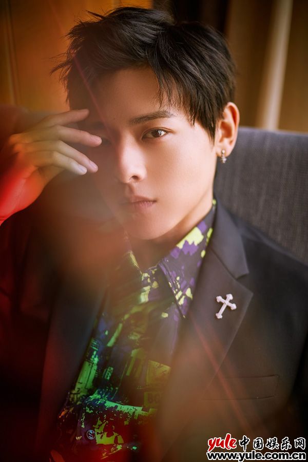 白澍亮相《最长一枪》首映礼  复古花纹衬衣潮流绅士