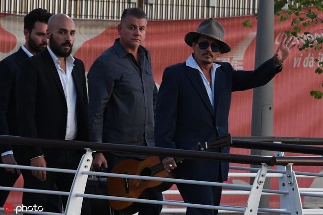 宣传《等待野蛮人》！约翰尼·德普抵达威尼斯