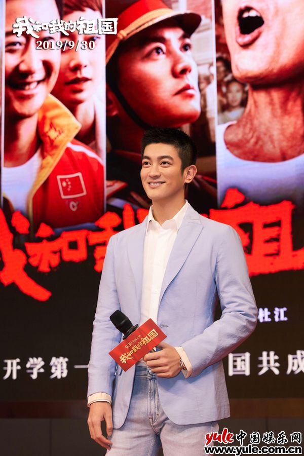 杜江空降西安领唱千名军训学子  《我和我的祖国》“回归”篇催泪00后