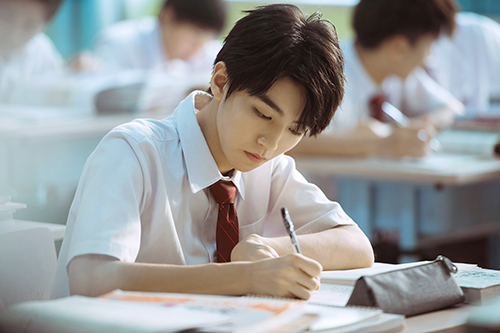 王俊凯解锁《我是班主任》：光环下的迷茫青春