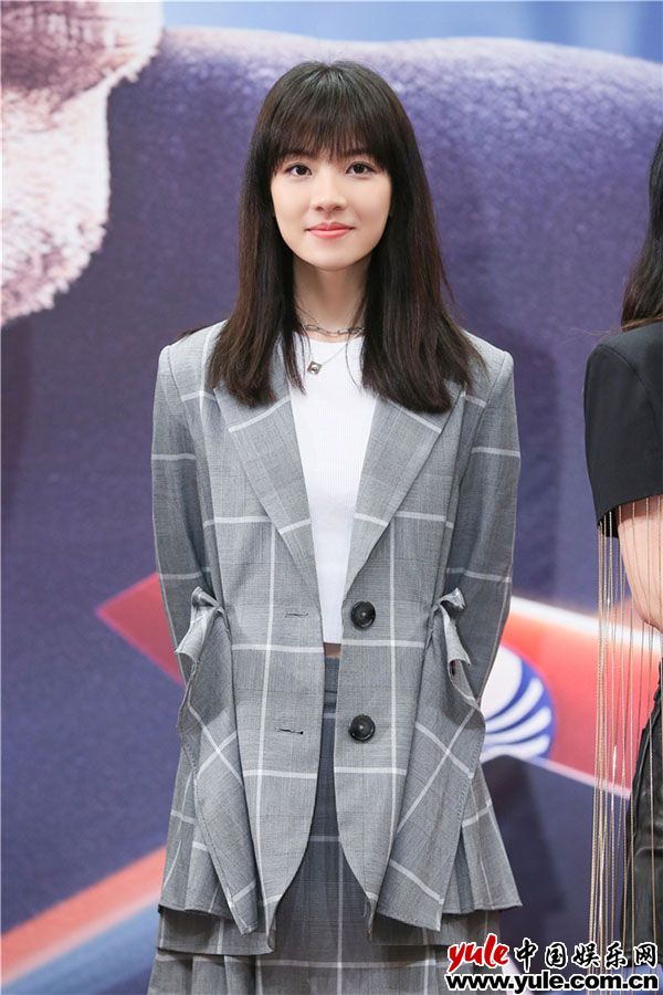 雅玫现身《中国机长》川渝路演 深夜发博分享内心感悟