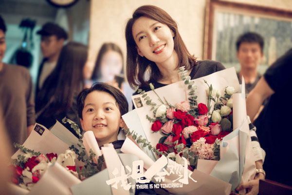 李庆誉《我是余欢水》今日杀青 与演员高露手捧鲜花暖心合影留念