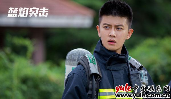 任嘉伦新剧《蓝焰突击》杀青 以作品致敬逆行英雄