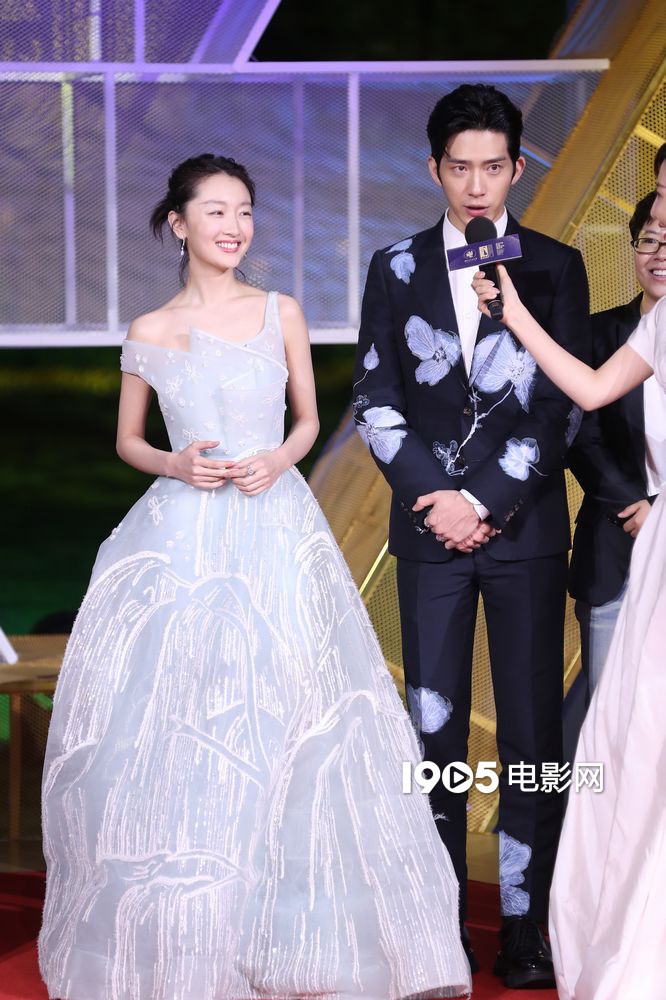 《后来的我们》剧组亮相 周冬雨在井柏然身边甜笑