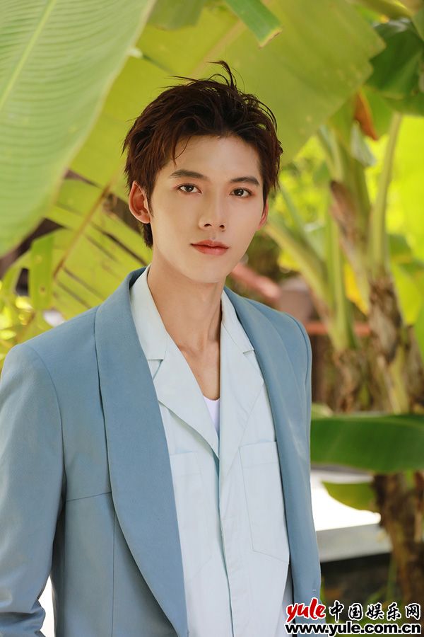 邓超元亮相海南岛国际电影节 献唱歌曲《海南海南》