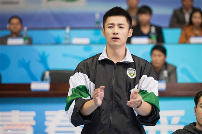 陈伟栋《青春抛物线》自嘲频收好人卡  凑齐整副扑克引爆笑