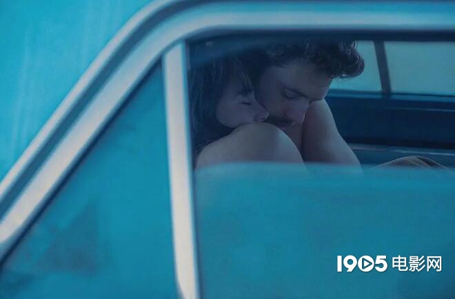 《结束，开始》剧照曝光 谢琳·伍德蕾与男主依偎