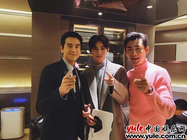 王彦霖桃花装亮相《紧急救援》首映礼 现场遭硬核粉丝求婚