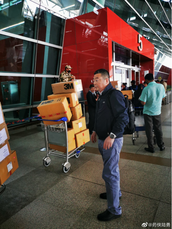 《我不是药神》原型陆勇赴印度购买口罩护目镜 支援抗疫