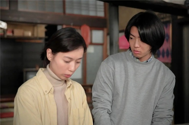 《绯红》曝剧照  伊藤健太郎饰演户田惠梨香长子