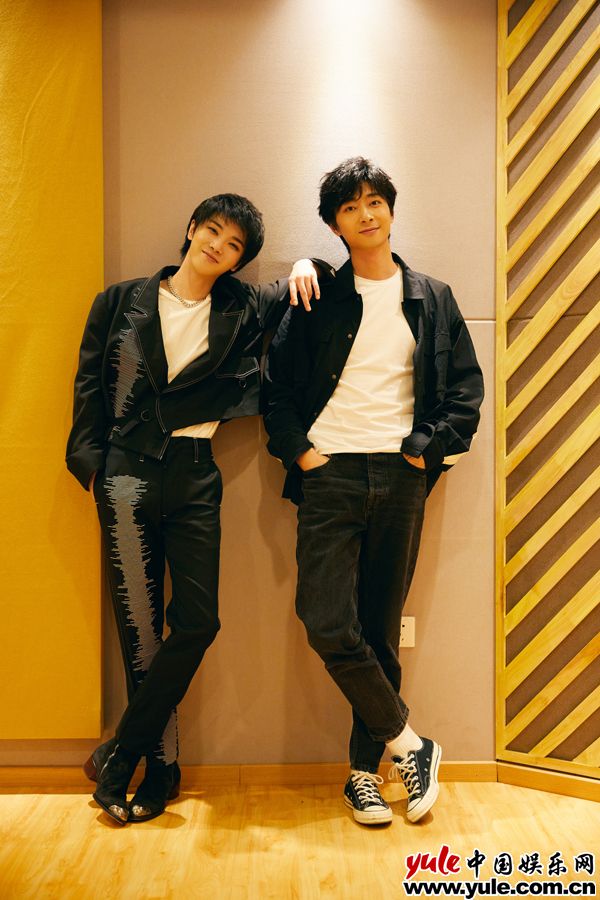 左立《歌手》助唱华晨宇 好友携手音乐征途