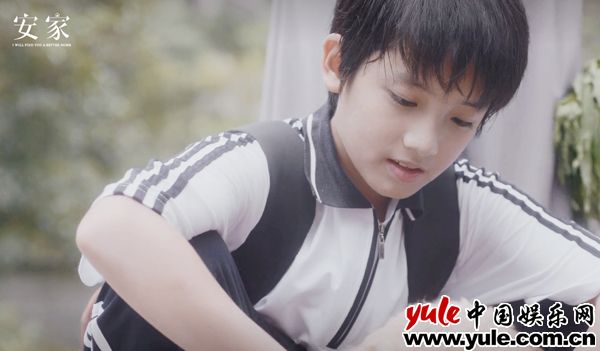 《安家》热播 “校服弟弟”简宇熙气质灵动引关注