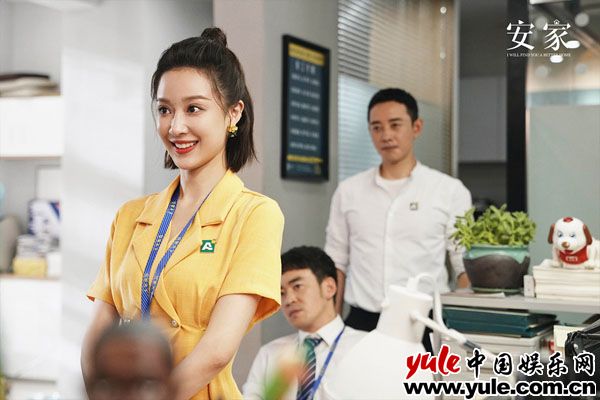 《安家》二轮开播朱闪闪再引热议 95花孙佳雨被赞“时髦精”