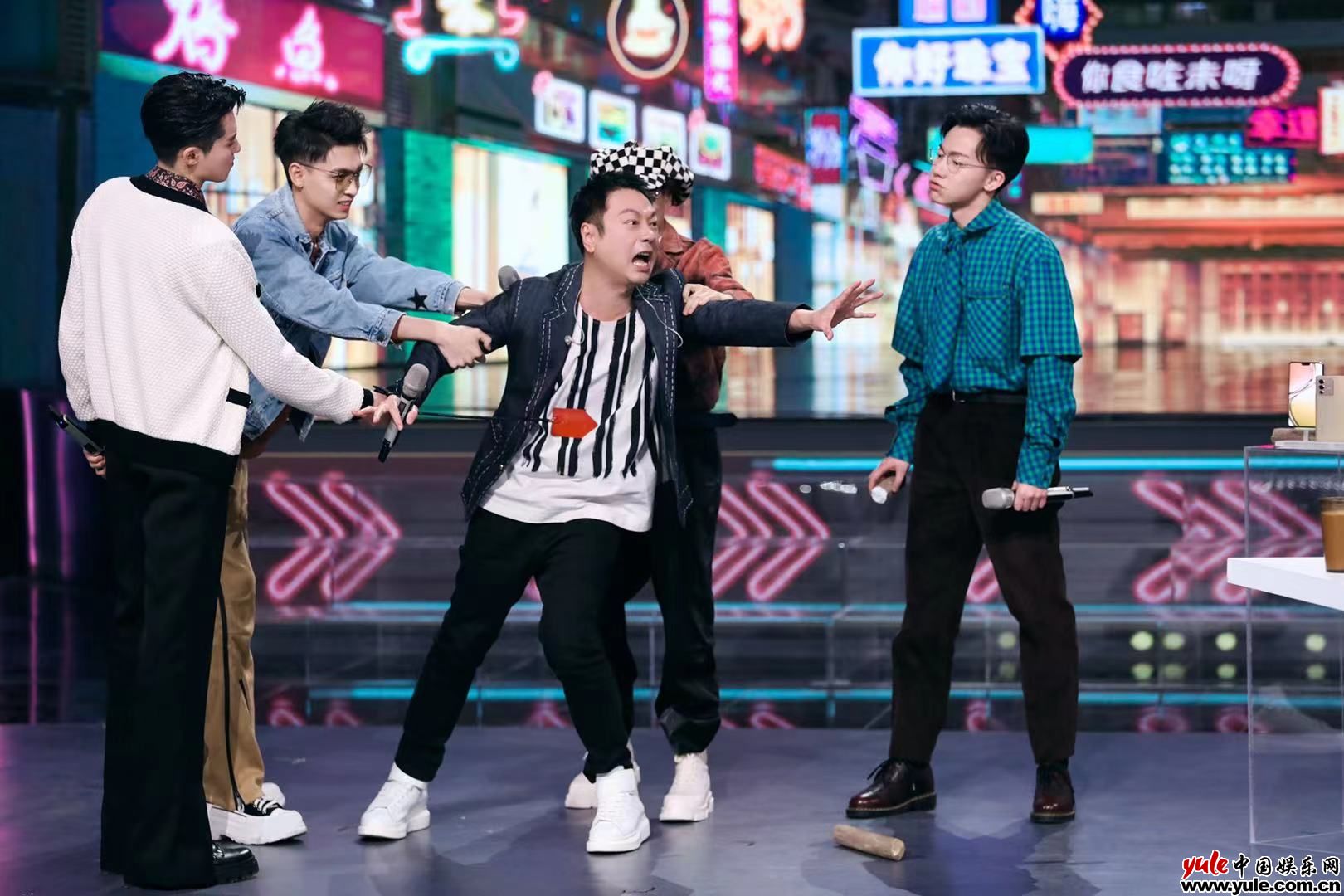 王鹤棣《你好星期六》表演反差引热议 “眼神杀”获赞实力圈粉