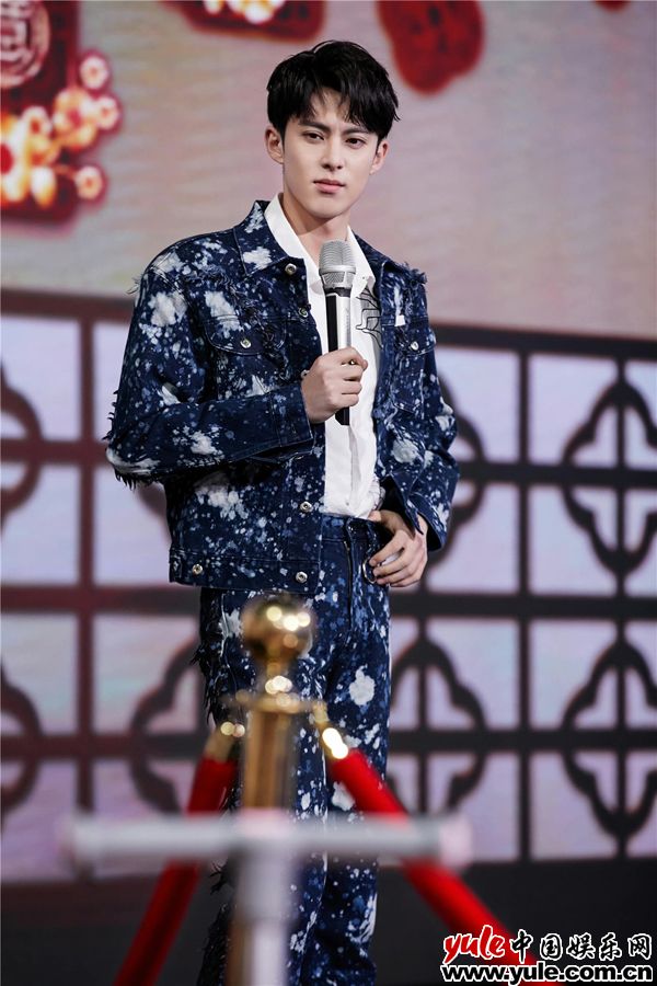 王鹤棣《你好星期六》变气氛担当 爆笑试吃“椅子坐垫”欢乐不断