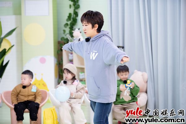 《爱上幼儿园》第七季开播，阎鹤祥张踩铃范世錡反差萌欢乐带娃