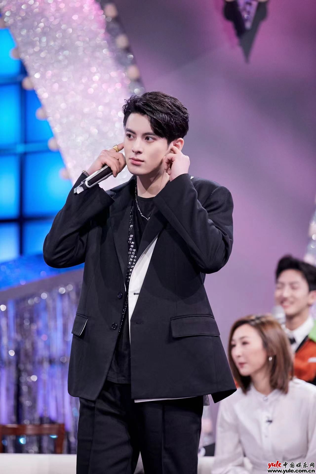 王鹤棣《你好星期六》“舞”艺进阶 复古舞姿燃动全场