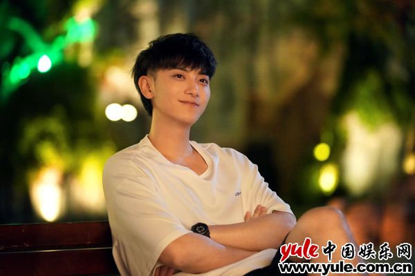 黄子韬《才不要和老板谈恋爱》热播 陆询双重人设反差实力圈粉