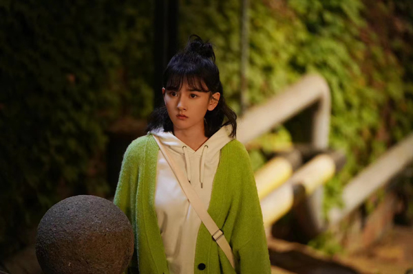 宋祖儿《才不要和老板谈恋爱》正在热播 钱唯一吻定情开启地下恋