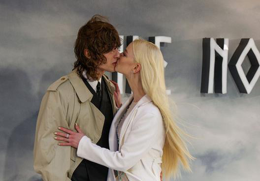 《北方人》伦敦首映 安雅携男友出席大方亲吻放闪