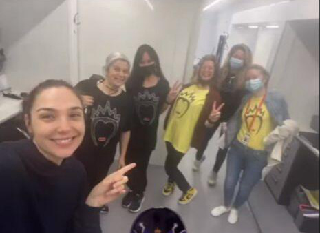 《白雪公主》曝片场照 “邪恶皇后”加朵戏份杀青