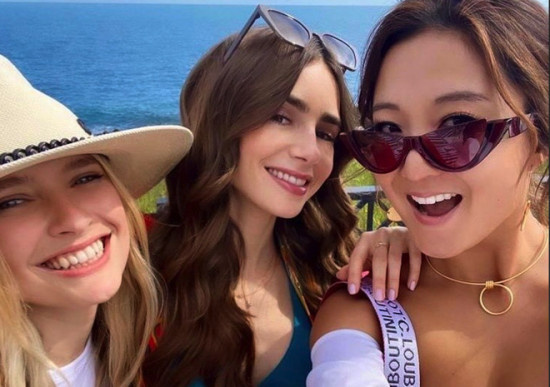 《艾米莉在巴黎2》开拍！莉莉・柯林斯晒比基尼照