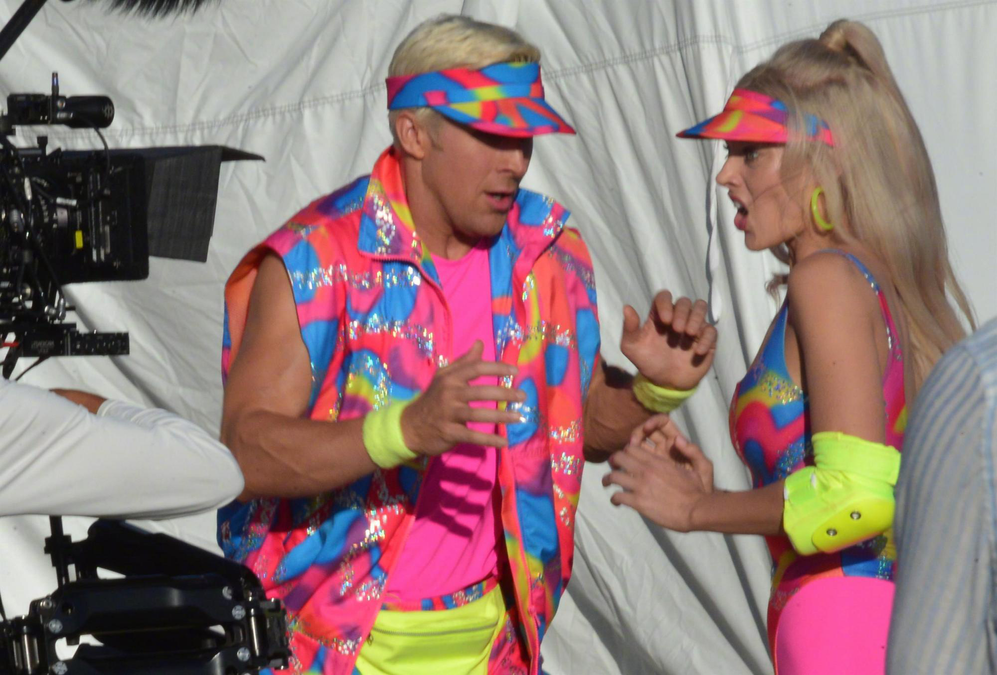 真人版《芭比》曝光片场照 红粉女郎遭遇咸猪手