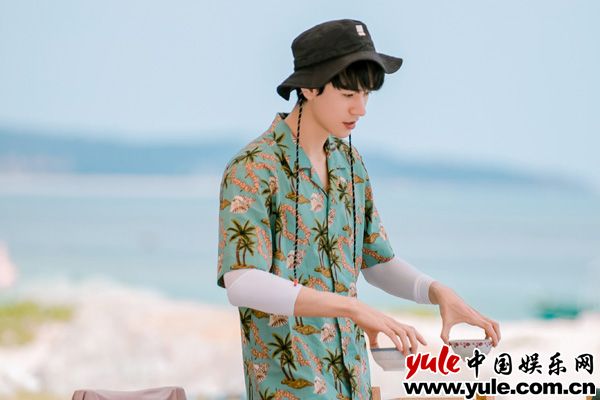 《向往的生活》下期精彩：蘑菇屋变照相馆 彭昱畅张子枫勇敢跳伞