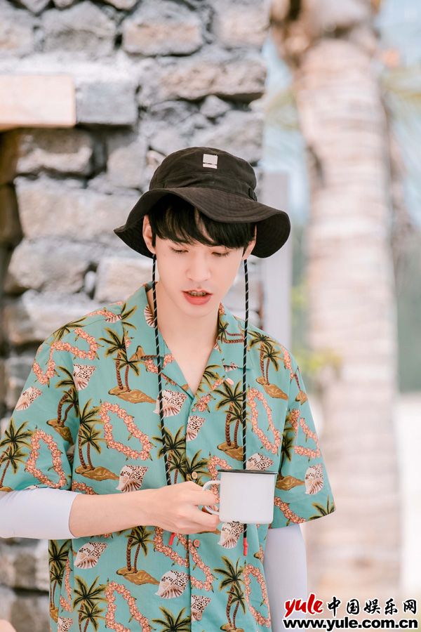 《向往6》张绍刚“拜师”张艺兴学舞 彭昱畅张子枫跳伞一波三折