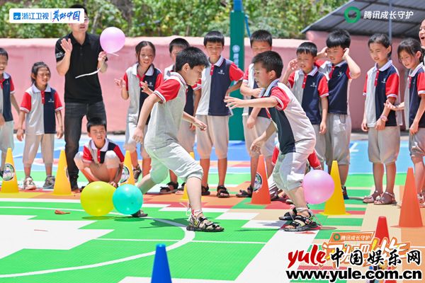 拳王邹市明加入小学课堂诠释“力量”，《闪光吧！少年》启程江西见证快乐教育