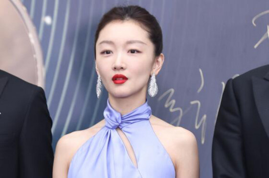 周冬雨缎面紫罗兰裙优雅知性 与《长空之王》同台