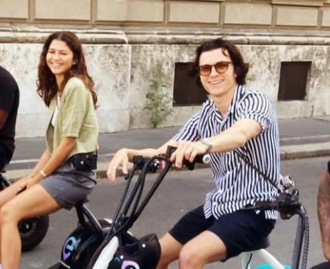 荷兰弟探班女友赞达亚《沙丘2》 骑行游布达佩斯