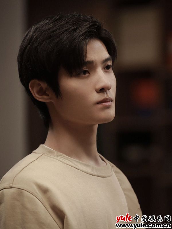 谢鸿鑫《罚罪》饰演常石 凭“坑哥第一名”受关注