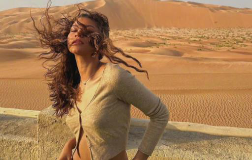 赞达亚晒《沙丘2》片场照 发丝飞扬异域风情十足