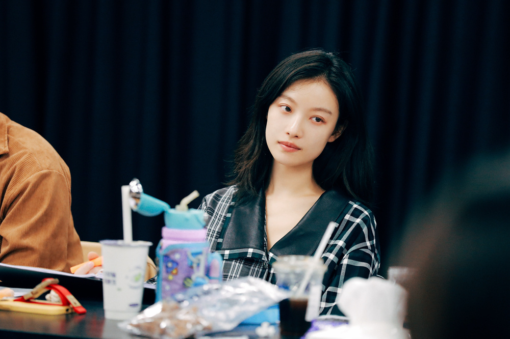 倪妮《如梦之梦》排练花絮照 钻研剧本神情认真