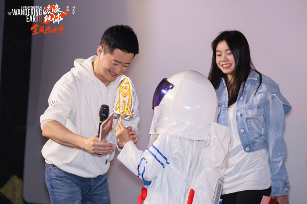 《流浪地球2》上海路演刘培强陪韩朵朵回娘家 宁理现场投喂“马兆海鸥”薯条