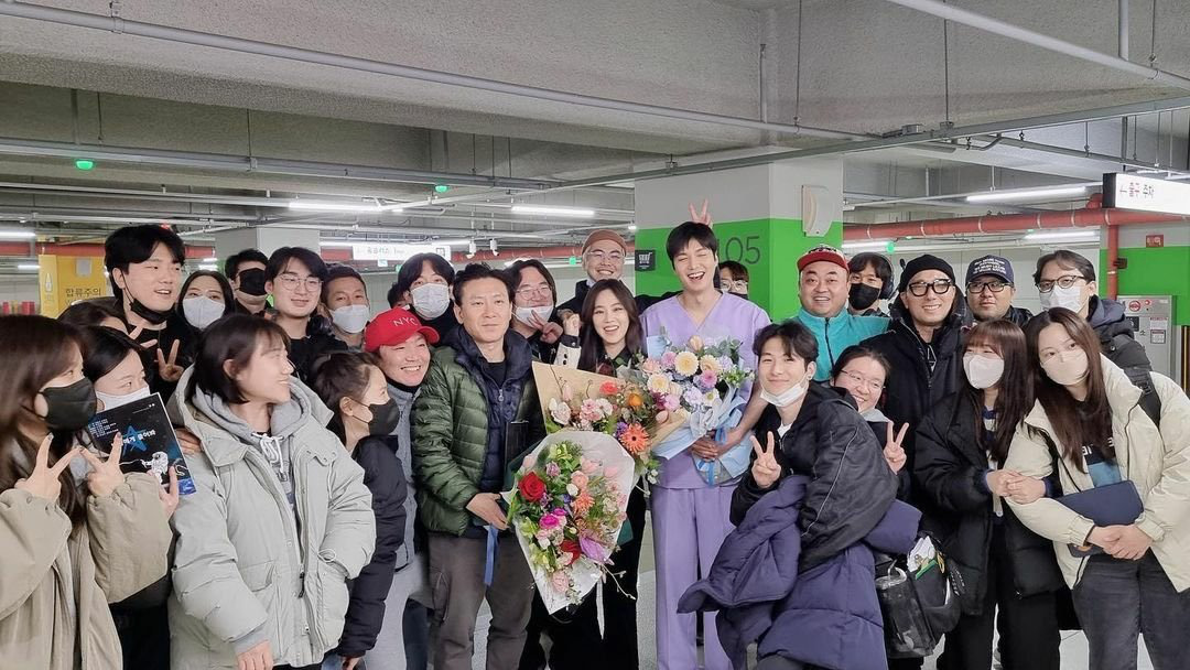 《问问星星吧》杀青！李敏镐晒合照 与孔孝真贴贴