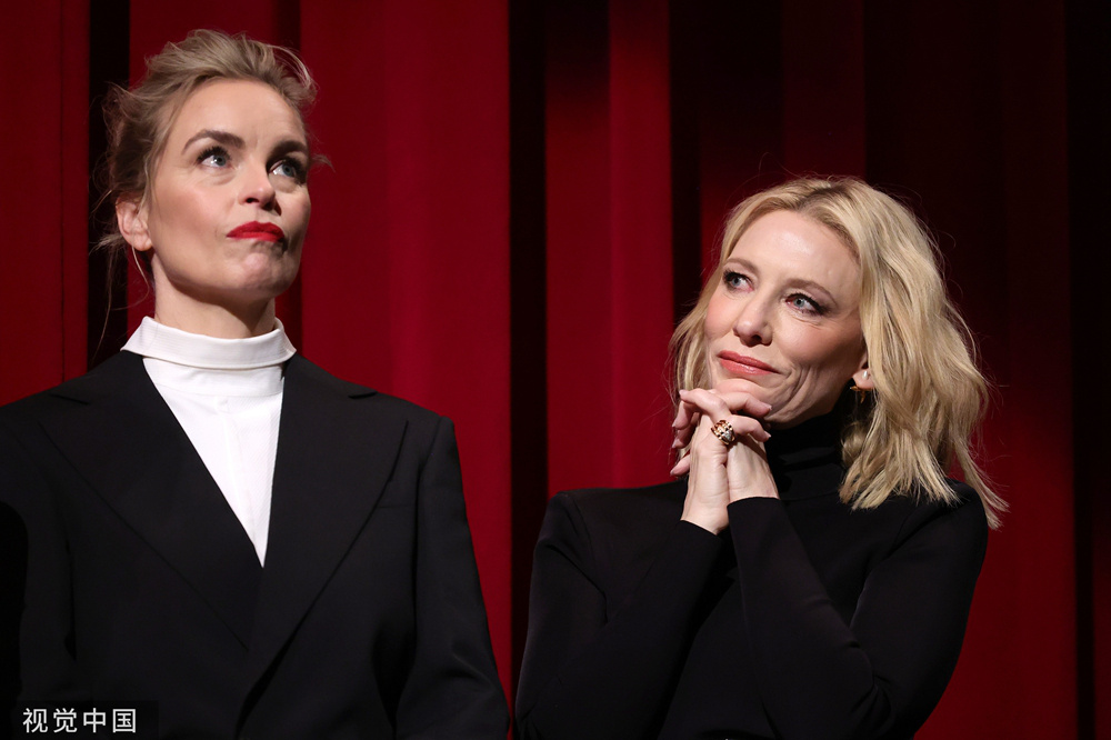 《塔尔》柏林电影节首映 大魔王娇羞依偎妮娜·霍斯