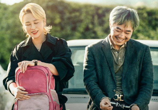 《保你平安》曝新海报 大鹏马丽相逢一笑治愈人心