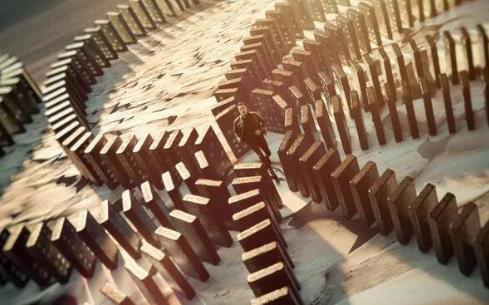 大本新片《催眠》曝新海报 多米诺骨牌岌岌可危