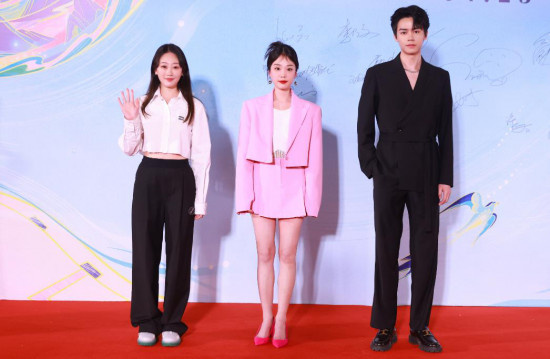 《表白吧！在毕业前》主创亮相大影节 芭比粉吸晴