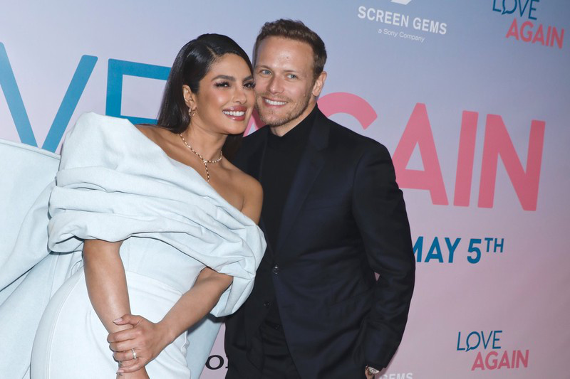 《短信情缘》举行特别放映 女主角露肩长裙秀身材