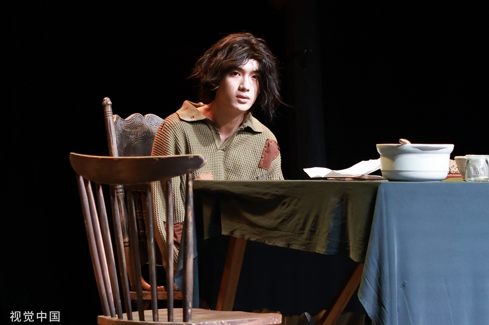 丁程鑫北电汇演《天边外》 “补丁装”充满破碎感