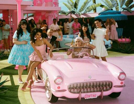 《芭比》曝新幕后照 格蕾塔·葛韦格穿粉色连体衣