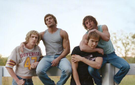 《铁爪》发布剧照 扎克·埃夫隆出演职业摔跤手