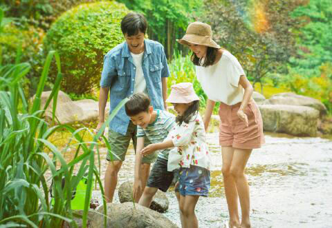 《我经过风暴》发布预售海报 一家四口其乐融融