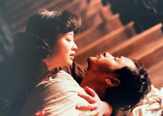 梅婷晒《红色恋人》旧照 和张国荣拍戏开心到飞起